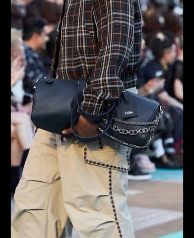 TÚI XÁCH NAM L V NEEDLE BAG H39 DA BÊ NAPPA PHOM TRỤ DI SẢN PHARRELL WILLIAMS