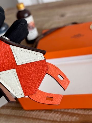 PHỤ KIỆN TREO TÚI UNISEX HERM HÌNH KỴ SĨ DA CAO CẤP*