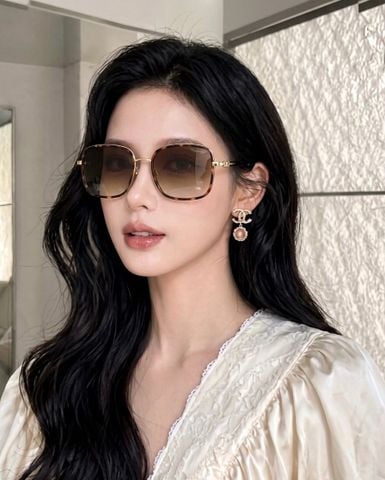 KÍNH MẮT NỮ S F PHOM VUÔNG OVERSIZE – GỌNG VIỀN ĐEN PHỐI KIM LOẠI VÀNG, TRÒNG GRADIENT