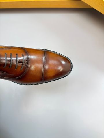 GIÀY TÂY NAM DR OXFORD CAP TOE DA BÊ PATINA DẬP MONOGRAM
