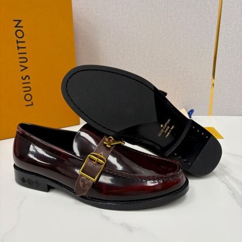GIÀY NAM LOAFER LV* DA BÓNG BORDEAUX ĐAI MONOGRAM KIM LOẠI