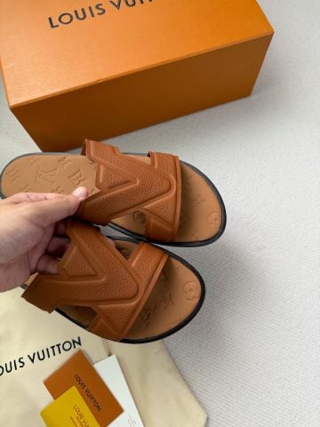 SANDAL NAM L V PORTOFINO DA BÒ VÂN HẠT QUAI CHỮ V NỔI KHỐI
