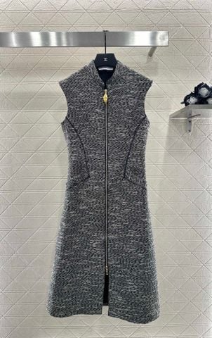 ĐẦM NỮ SCH* PHIÊN BẢN 2025 – CỔ ĐỨNG, KHÔNG TAY, DÁNG A MAXI TWEED XÁM