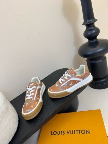 GIÀY NAM L*V TRAINER MONOGRAM NÂU SỮA – STREET-LUX MANG DẤU ẤN RIÊNG