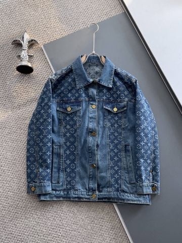ÁO KHOÁC NAM L V DENIM MONOGRAM CỔ BẺ PHOM GỌN TẠO ĐIỂM NHẤN THỊ GIÁC RÕ NÉT