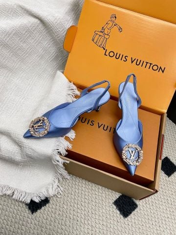 SANDAL CAO GÓT NỮ L V MŨI NHỌN ĐÍNH HUY HIỆU CHUỖI GÓT 6CM