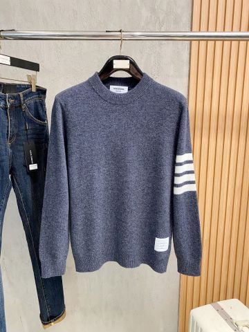 ÁO LEN NAM TB* CỔ TRÒN 16-GAUGE – SỌC 4 THANH TRÊN TAY, FORM GỌN THANH LỊCH