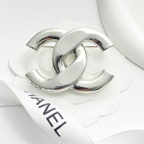 TRANG SỨC NỮ CHAN GHIM CÀI ÁO LOGO XOẮN BẠC GƯƠNG*