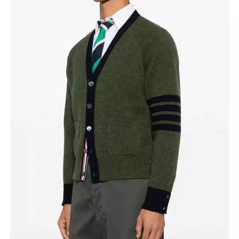 ÁO CARDIGAN NAM TB DÁNG V-NECK PHỐI VIỀN TƯƠNG PHẢN
