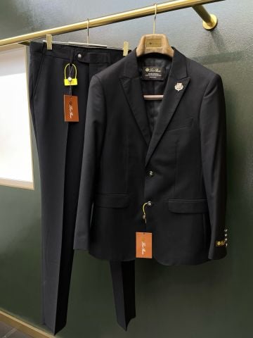 BỘ SUIT NAM L P PHOM SARTORIAL BÁN CẤU TRÚC – VẢI POLYESTER DỆT RIÊNG, ĐỘ RŨ CAO