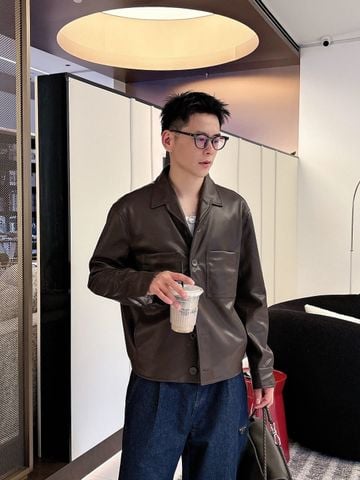 ÁO KHOÁC NAM LP BỀ MẶT DA MỀM DÁNG CỔ BẺ 2 TÚI HỘP PHOM TINH GỌN