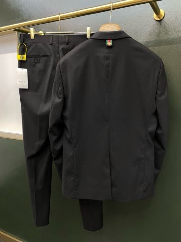 BỘ SUIT NAM G C TAILORED SINGLE-BREASTED – VE NOTCH LAPEL, PHOM ĐEN TINH GỌN