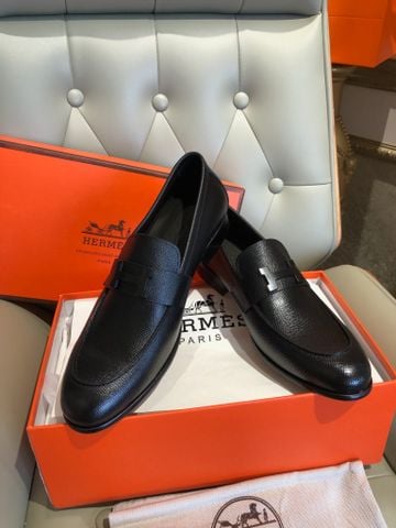 GIÀY NAM LOAFER HM DA BÒ VÂN HẠT ĐEN KHÓA H GÓT 2CM