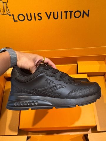 GIÀY NAM LV* CLASSIC SNEAKER – THU ĐÔNG 2025, DA BÒ ĐEN – VIỀN MONOGRAM NỔI BẬT