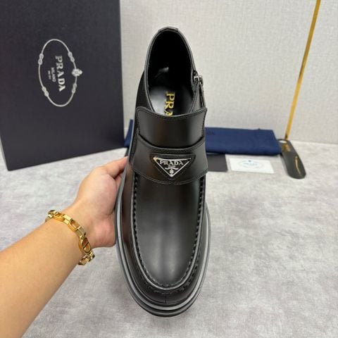 BOOT NAM PRAD* DA BÓNG ĐẾ DÀY – LOGO TAM GIÁC NỔI BẬT