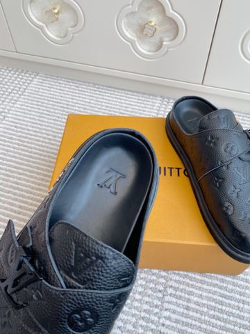 GIÀY SỤC NAM NỮ L V COZY COMFORT MONOGRAM DẬP NỔI