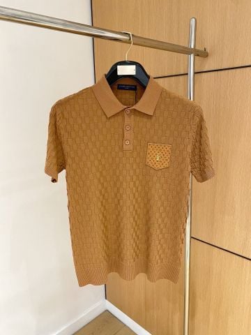 ÁO POLO NAM L V DỆT KIM Ô VUÔNG NỔI PHỐI TÚI NGỰC MONOGRAM SANG TRỌNG