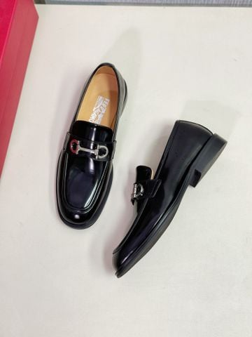 GIÀY NAM LOAFER FERR* DA BÓNG ĐEN – KHOÁ KIM LOẠI BIỂU TƯỢNG
