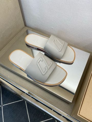 DÉP NAM C L LOGO EMBOSSED LEATHER SLIDES DA BÊ ĐẾ ĐỎ