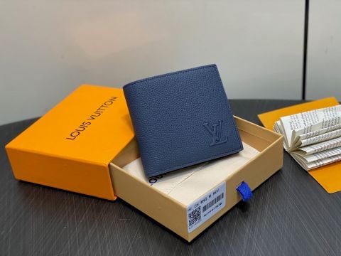 VÍ NAM LV* DA GRAIN XANH NAVY, LOGO DẬP NỔI TINH TẾ