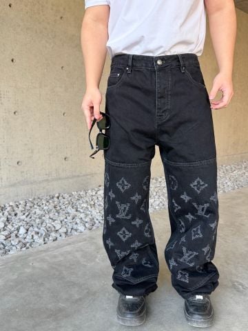 QUẦN JEANS NAM L V PHOM RỘNG MONOGRAM CHÁY LASER WASH MÀI ẤN TƯỢNG