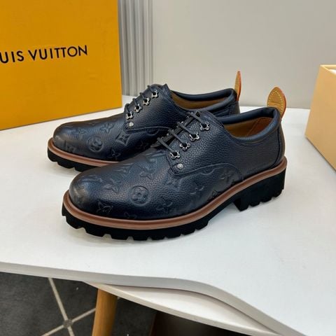 GIÀY DERBY NAM L V DẬP MONOGRAM DA HẠT ĐẾ RĂNG CÁ TÍNH
