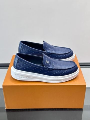 GIÀY SLIP-ON NAM L V PHOM APRON-TOE DA BÒ DẬP VÂN CÁ SẤU, ĐẾ TPU SIÊU NHẸ