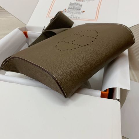 TÚI ĐEO CHÉO NAM NỮ HERM VIDEPOCHES TOGO XÁM 27CM*