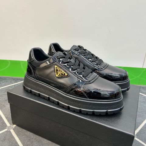 GIÀY NAM PRAD* SNEAKER DA BÊ PHỐI BÓNG – LOGO TAM GIÁC, DÁNG ĐEN TOÀN PHẦN