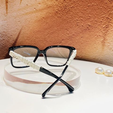 KÍNH MẮT NỮ CHAN* GỌNG VUÔNG ĐEN – CÀNG BỌC TRẮNG TƯƠNG PHẢN