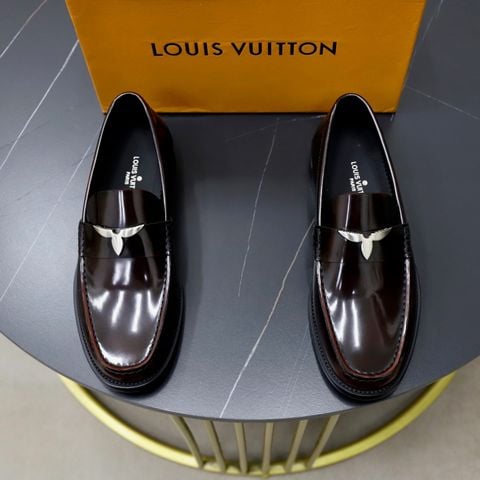 GIÀY NAM LOAFER L V ĐIỂM NHẤN KIM LOẠI CHỮ KÝ – FORM GỌN LỊCH LÃM