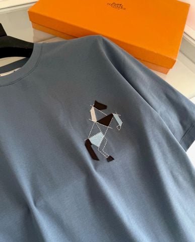 ÁO THUN NAM H M DÒNG CHEVAL TANGRAM THÊU NGỰA