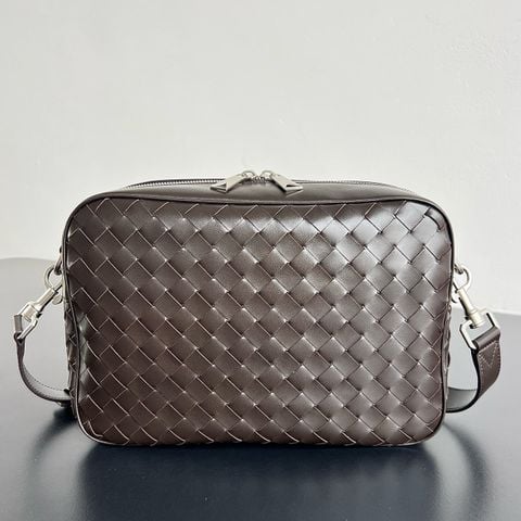 TÚI ĐEO CHÉO NAM NỮ B V INTRECCIATO CAMERA BAG CỠ MEDIUM – DA BÊ ĐAN ĐẶC TRƯNG