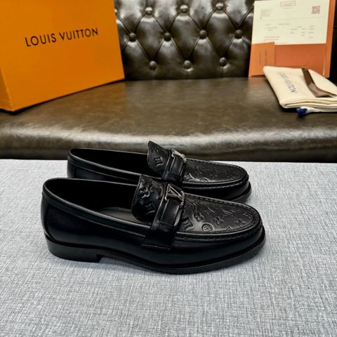 GIÀY MOCCASSIN NAM L V MONOGRAM DẬP NỔI KHÓA KIM LOẠI PHOM LỊCH LÃM
