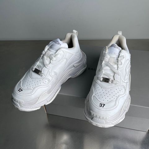 GIÀY THỂ THAO NAM NỮ BLCG TRIPLE S SPORTY FORM “DAD SNEAKER” BIỂU TƯỢNG