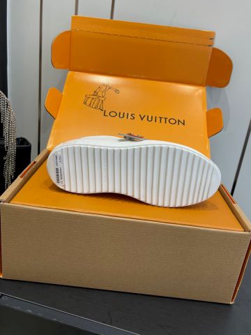 GIÀY NỮ LV* SNEAKER TRẮNG “CIRCLE CHARM”