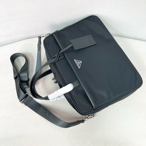 TÚI NAM P R D RE-NYLON PHỐI DA SAFFIANO – PHOM 38CM