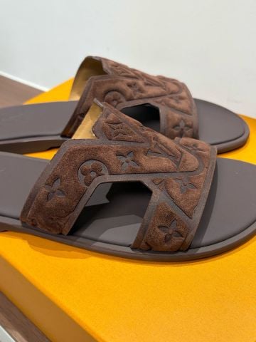 DÉP NAM DÁNG MULE QUAI H DẬP NỔI MONOGRAM – DA BÊ SUEDE – ĐẾ TPU CHỐNG TRƯỢT