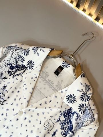 BỘ ĐỒ NGỦ UNISEX DI*R – TOILE DE JOUY TRẮNG XANH, LỤA MỊN THOÁNG MÁT