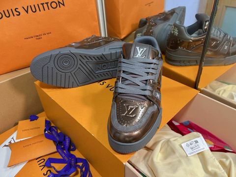 GIÀY THỂ THAO NAM L V TRAINER PHỐI MÀU ĐỘC – DA BÓNG DẬP MONOGRAM,