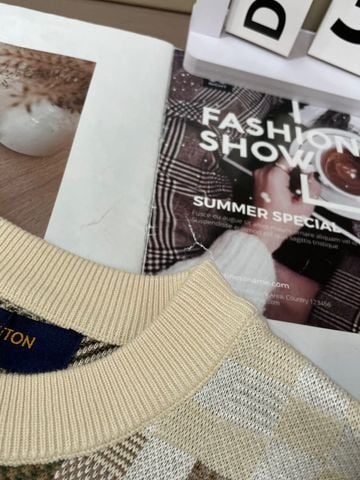 ÁO LEN NAM NỮ L V HOẠ TIẾT DAMIER PIXEL & CHỮ KÝ SIGNATURE