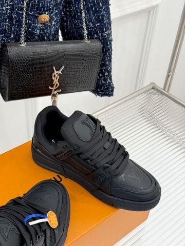 GIÀY SNEAKER UNISEX L V TRAINER MONOGRAM DẬP NỔI PHOM CHUẨN ÂU