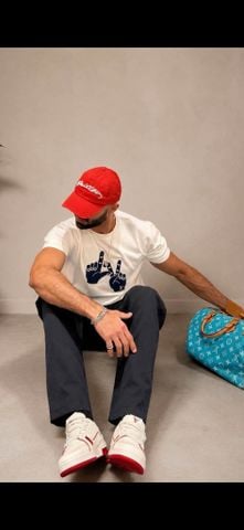 ÁO THUN NAM NỮ LV DÒNG SIGNATURE PATCH CREWNECK PHARRELL WILLIAMS HAND GESTURE