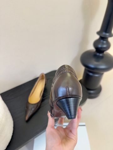 GIÀY NỮ COT* MŨI NHỌN GÓT MÈO DA NÂU KHẮC HỌA TIẾT