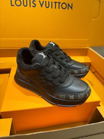 GIÀY NAM LV* CLASSIC SNEAKER – THU ĐÔNG 2025, DA BÒ ĐEN – VIỀN MONOGRAM NỔI BẬT