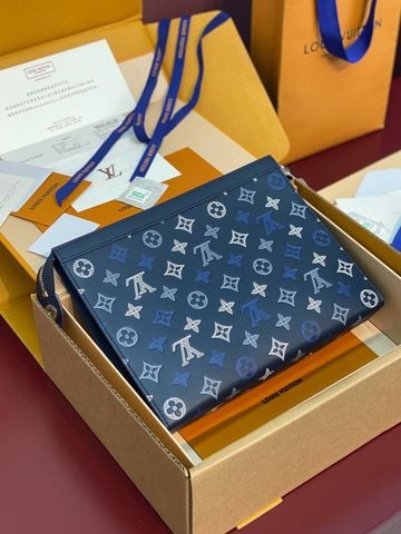 TÚI CẦM TAY NAM NỮ LV POCHETTE VOYAGE MM DA BÊ MONOGRAM SHADOW PHOM MỎNG SANG GỌN