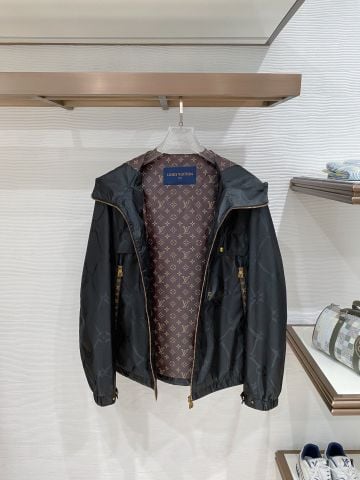 ÁO KHOÁC GIÓ NAM L V MONOGRAM CHÌM PHỐI MŨ DÁNG GỌN 4 TÚI