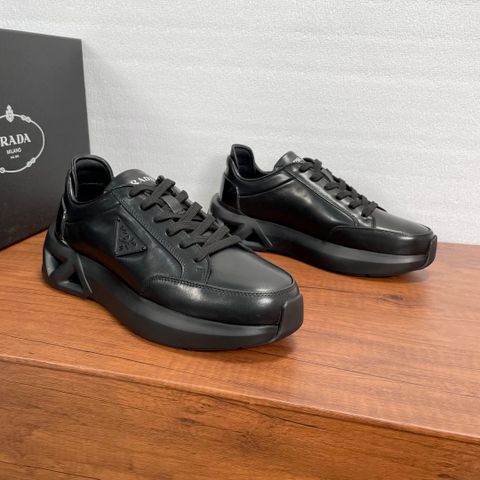 GIÀY THỂ THAO NAM PRAD THỂ THAO DA BÊ ĐEN – ĐẾ TPU HÌNH HỌC HIỆN ĐẠI