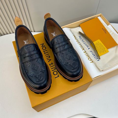 GIÀY NAM LOAFER L V MONOGRAM DẬP NỔI PHOM MẠNH MẼ ĐẾ RĂNG CÁ TÍNH