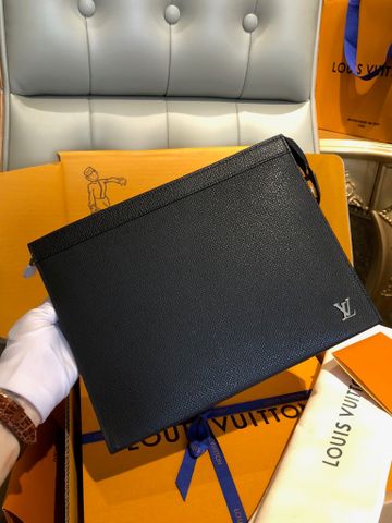 TÚI CẦM TAY NAM NỮ L V POCHETTE VOYAGE TAIGA DA BÒ VÂN HẠT